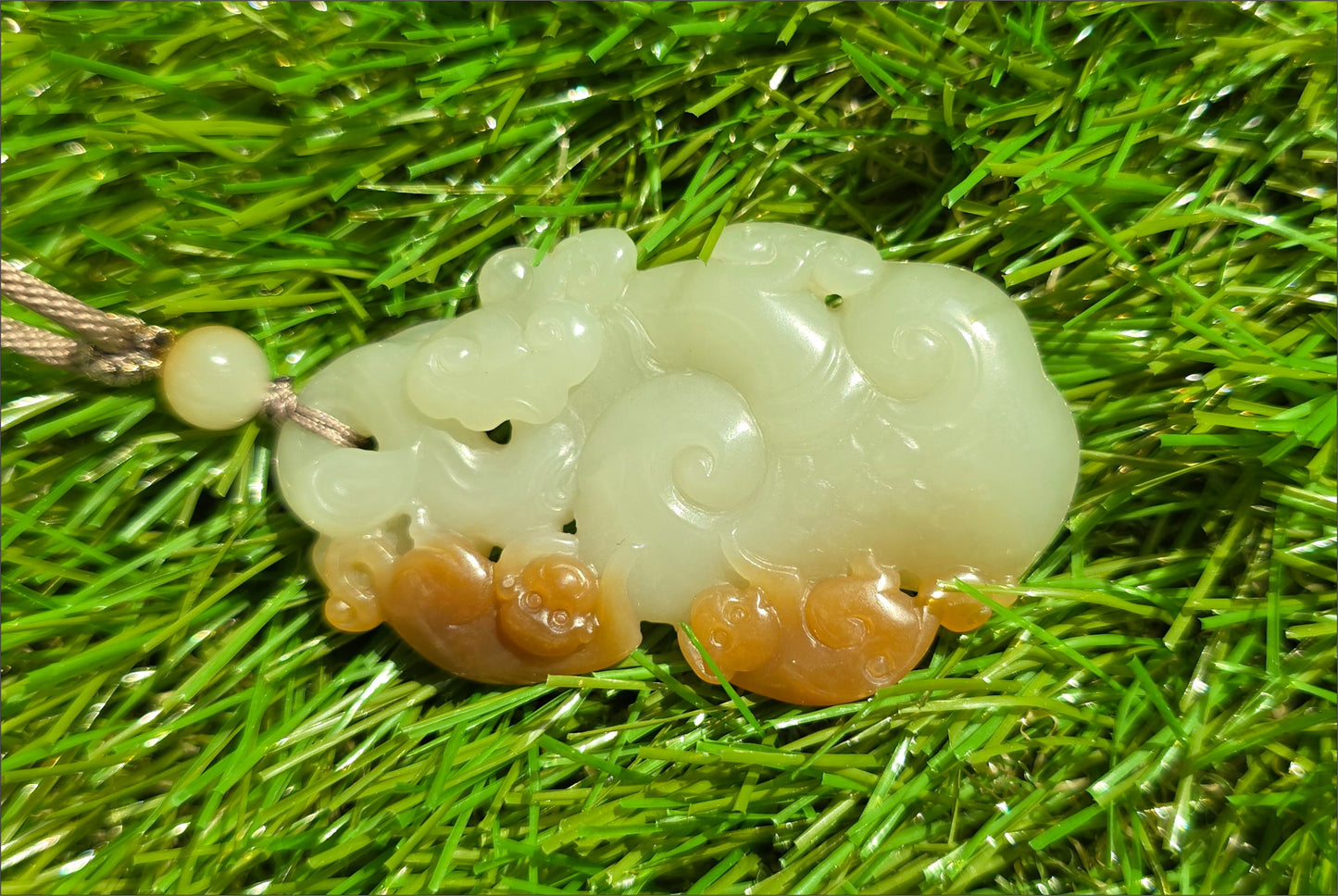 Certified Natural Sugar-White Qiemo Nephrite Jade Hand-Carved Monkeys on Lingzhi Ruyi Pendant, 天然且末糖白手工雕刻灵猴灵芝如意吊坠