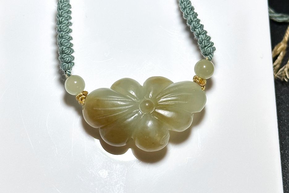 Certified Blue and Brown Sugar Nephrite Hand Carved Lotus Flower Pendant, 天然且末天空蓝带糖和田玉手工雕刻莲花吊坠