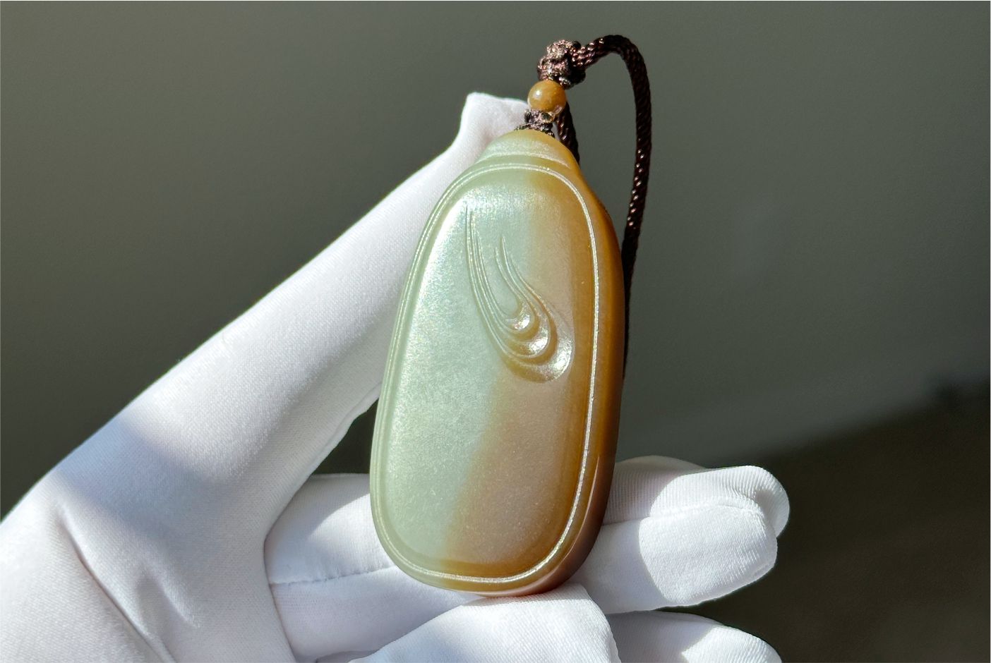 Certified Natural Collector's Choice Blue-with-Sugar Nephrite Jade Wu Shi Pai Pendant, 天然收藏级蓝糖玉正装无事牌