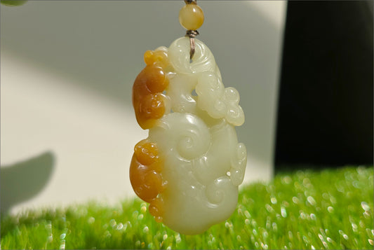 Certified Natural Sugar-White Qiemo Nephrite Jade Hand-Carved Monkeys on Lingzhi Ruyi Pendant, 天然且末糖白手工雕刻灵猴灵芝如意吊坠