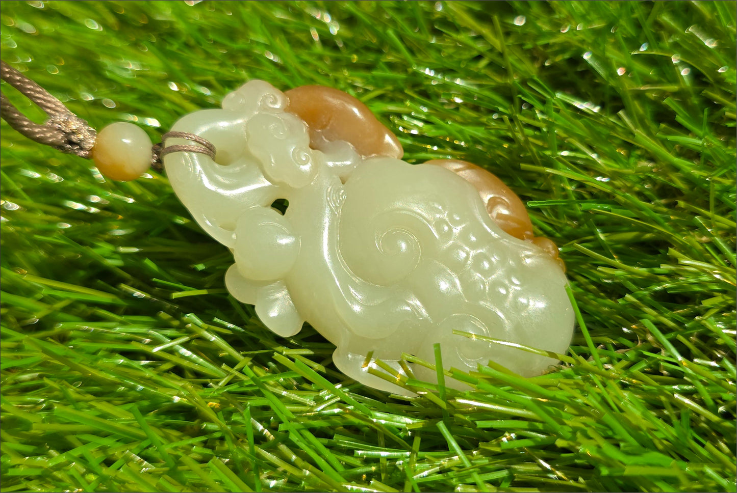 Certified Natural Sugar-White Qiemo Nephrite Jade Hand-Carved Monkeys on Lingzhi Ruyi Pendant, 天然且末糖白手工雕刻灵猴灵芝如意吊坠