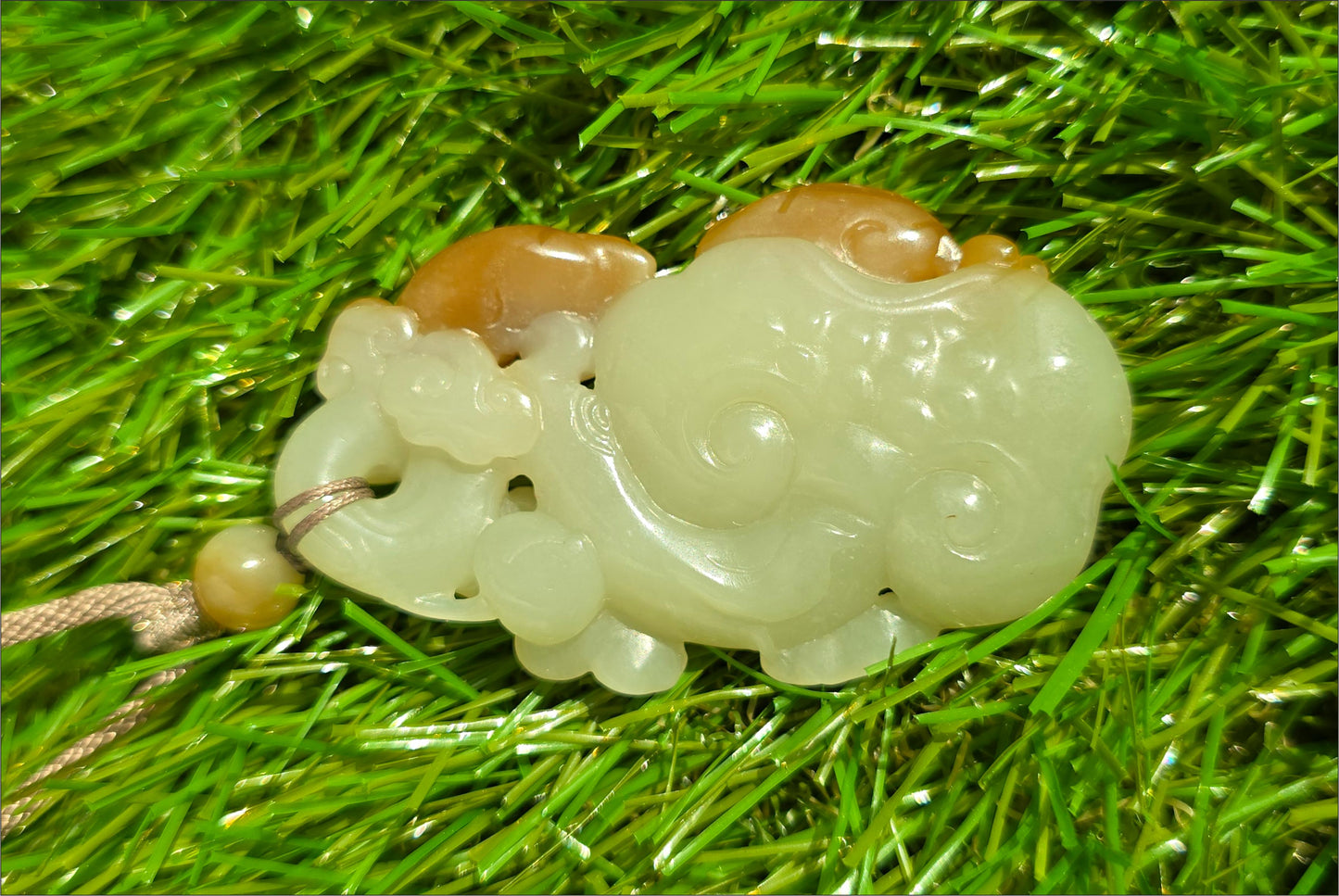 Certified Natural Sugar-White Qiemo Nephrite Jade Hand-Carved Monkeys on Lingzhi Ruyi Pendant, 天然且末糖白手工雕刻灵猴灵芝如意吊坠
