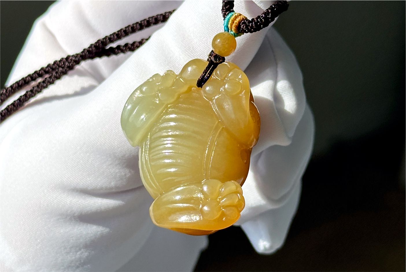 Certified Natural Golden Sugar-White Nephrite Jade Three-Legged Money Toad Pendant | Hand-Carved, 天然金糖白玉手工雕刻三足金蟾吊坠