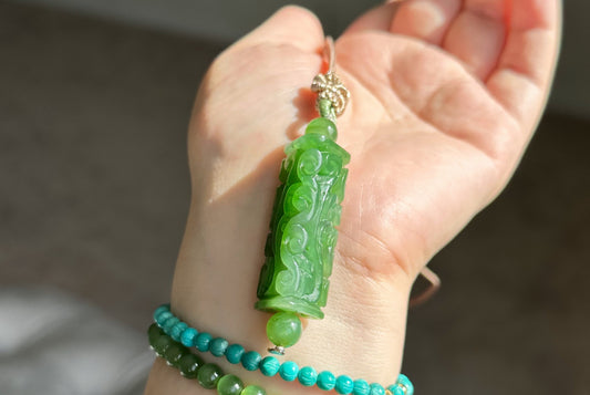 Certified Natural Vivid Green Nephrite Jade Carved triangular barrel-shaped Pendant，天然辣绿碧玉三角桶珠吊坠