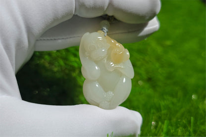 Certified Natural Russian White Nephrite Jade Hand-Carved Monkey with Ruyi Pendant, 天然俄白带一口糖和田玉手工雕刻猴子如意吊坠