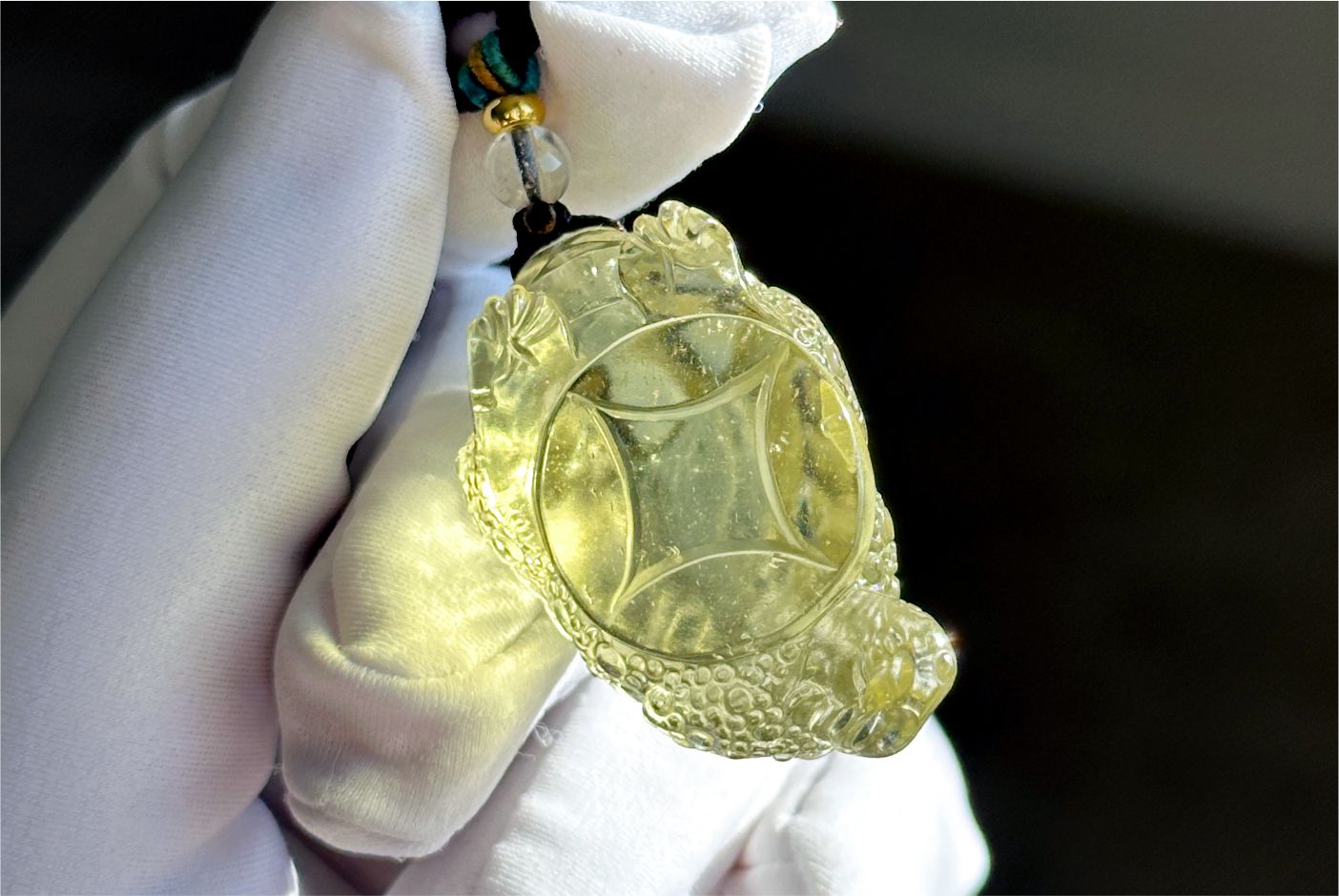 21.45 grams,Natural Authentic Libyan Desert Glass Tektite Hand Carved Money Toad Pendant,  天然利比亚黄金陨石手雕金蟾吊坠