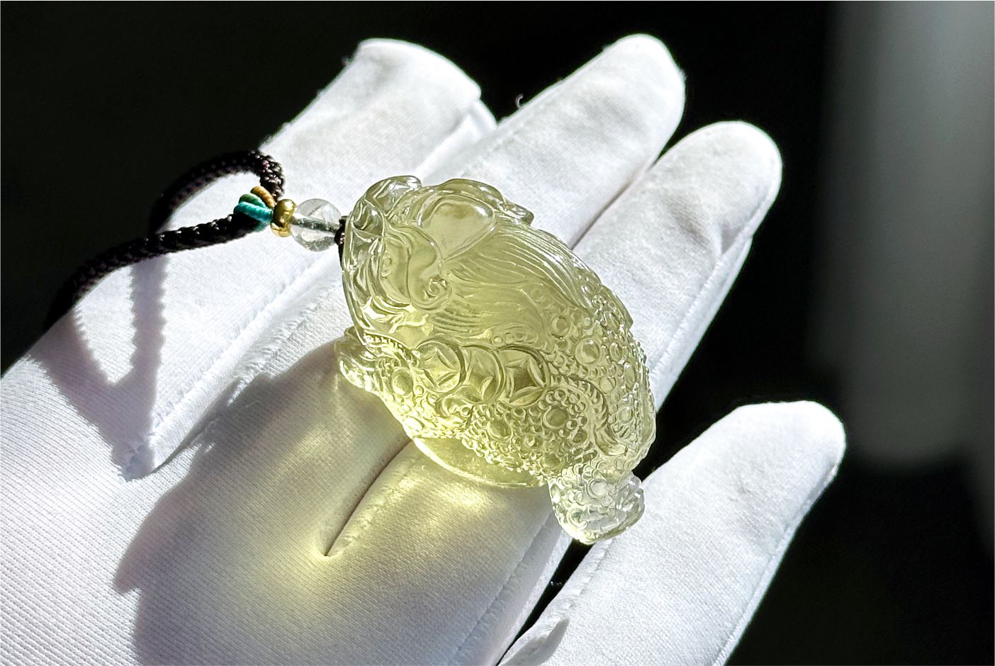 21.45 grams,Natural Authentic Libyan Desert Glass Tektite Hand Carved Money Toad Pendant,  天然利比亚黄金陨石手雕金蟾吊坠