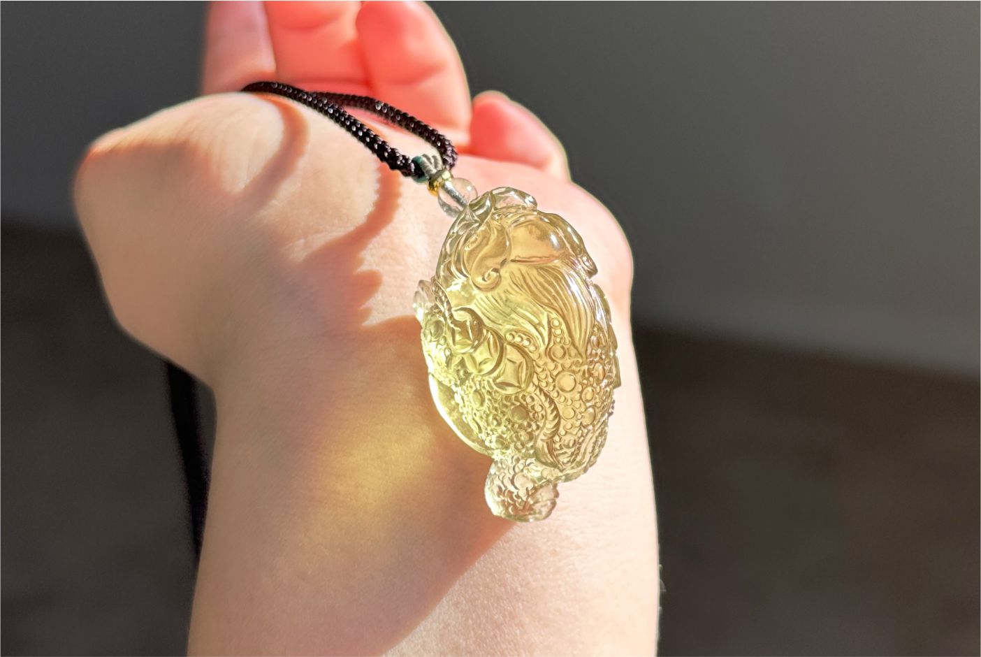 21.45 grams,Natural Authentic Libyan Desert Glass Tektite Hand Carved Money Toad Pendant,  天然利比亚黄金陨石手雕金蟾吊坠